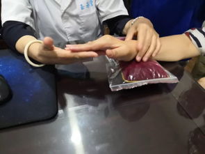 藥苑飄香書不盡 仁心宣醫(yī)橋永續(xù) 醫(yī)藥教學器材的詩意探索